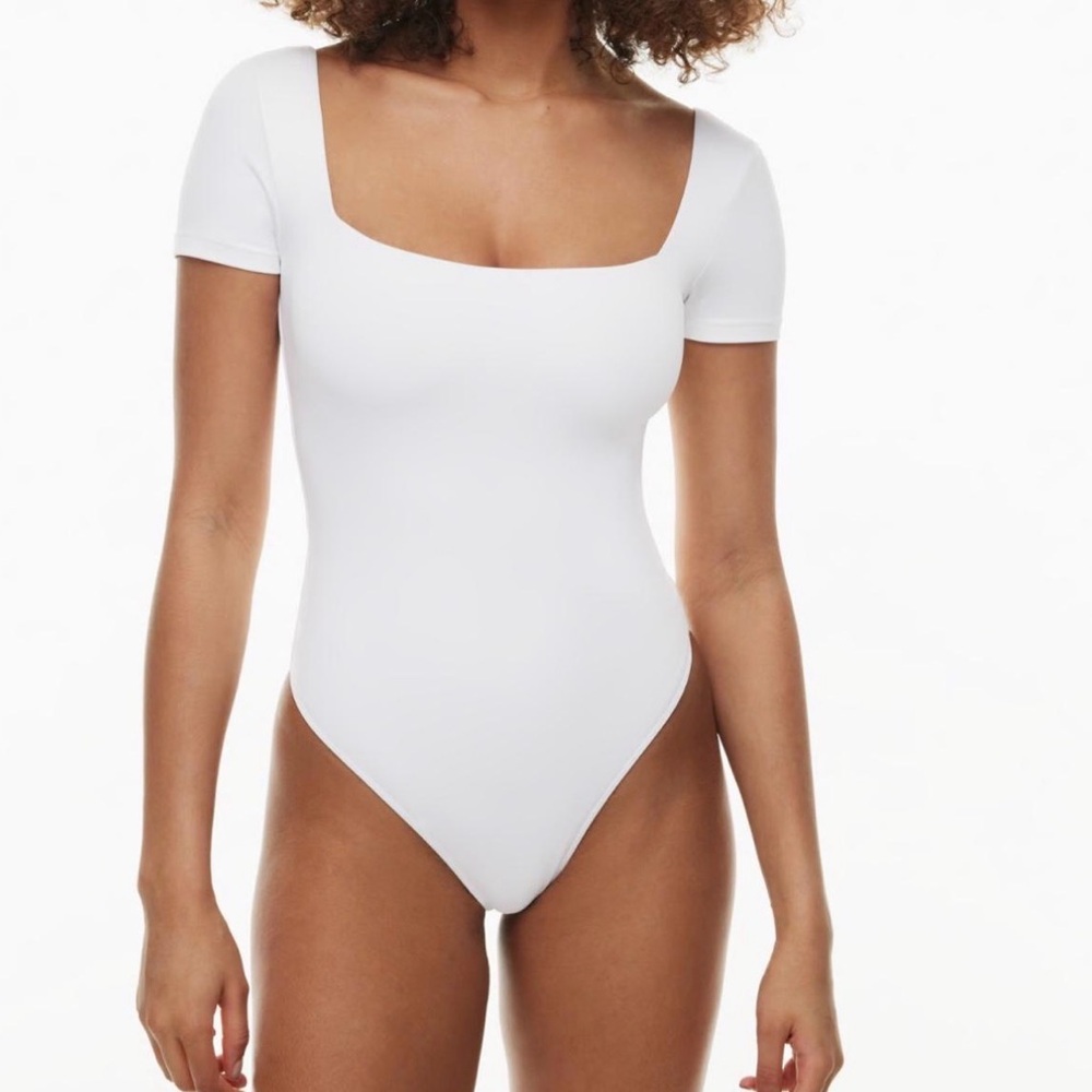 NWOT Aritzia Babaton Short Sleeve Bodysuit